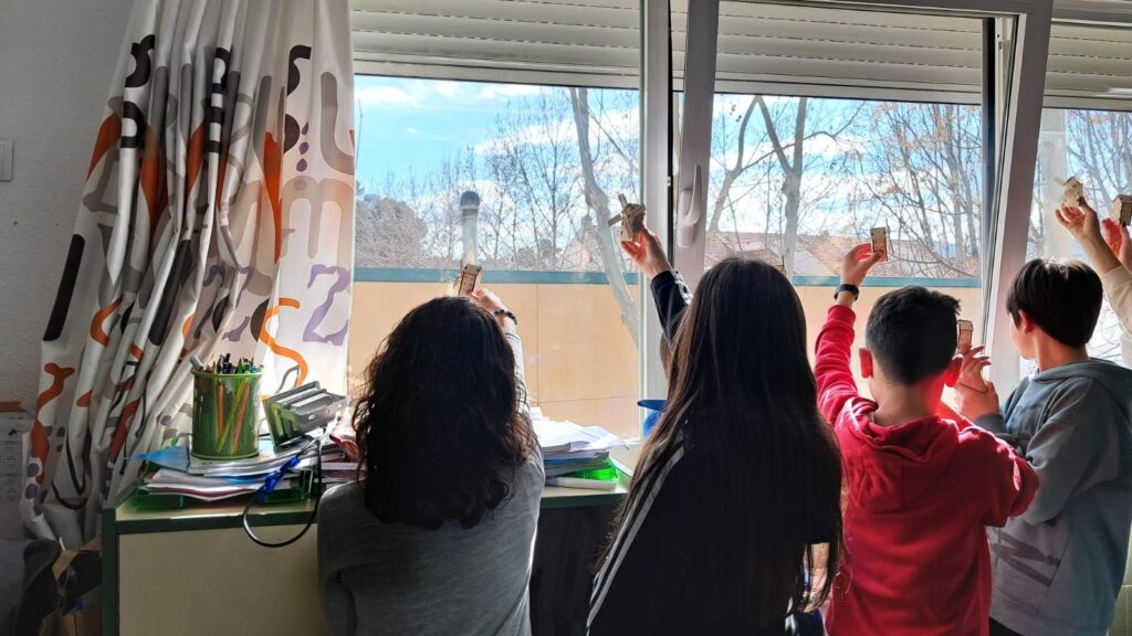 Niños aprendiendo sobre energía solar en el CEIP Victorio Macho